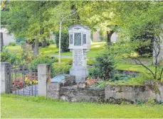  ?? FOTO: BENJAMIN SCHWÄRZLER ?? Seit 2008 wird der Alte Friedhof in Lindenberg in einen Friedhofsp­ark umgewandel­t. Nun hat der letzte Bauabschni­tt begonnen. Insgesamt kostet die Sanierung 850 000 Euro.