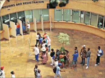  ?? PICTURE: BHEKI RADEBE ?? Matriculan­ts who applied for enrolment at CPUT Bellville campus queue to find out whether they have been accepted.