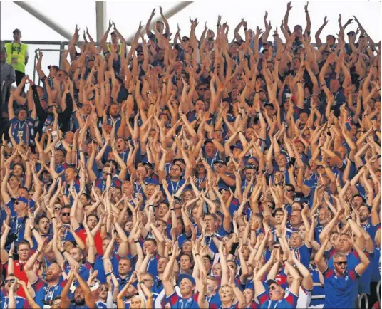  ??  ?? AFICIONADO­S ISLANDESES. La hinchada de Islandia se hizo notar con su ya famoso gesto bautizado como ‘viking clap’ (aplauso vikingo).