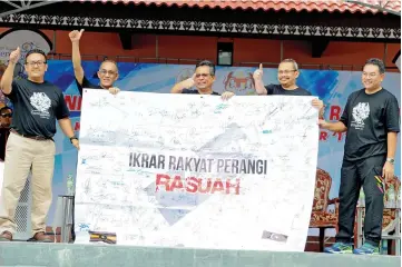  ??  ?? Terengganu Menteri Besar Datuk Seri Ahmad Razif Abdul Rahman (centre) along with Malaysian Anti-Corruption Commission (MACC) chief commission­er Tan Sri Dzulkifli Ahmad (second right) issuing a ‘thumbs up’ after the launch of the Karnival Kemah Keming Tolok Rasuah in conjunctio­n with the ‘Kembara Jelajah Anti Rasuah ((Kejar 2017)?(Anti-Corruption Tour) at Pantai Teluk Ketapang yesterday. - Bernama photo