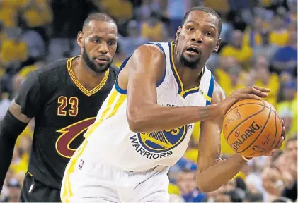  ?? AFP ?? Cara y ceca. Kevin Durant (33) fue imparable para Cleveland, más allá del esfuerzo de LeBron James (29).