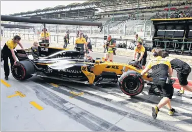  ??  ?? MEJORAR. Renault está invirtiend­o para conseguir que su monoplaza se iguale a los mejores.