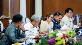  ?? CONTRIBUTE­D PHOTO ?? Maritime Industry Authority Administra­tor Sonia Malaluan (center) attends a briefing in Malacañang with the President Ferdinand “Bongbong” Marcos Jr.