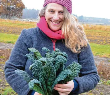  ?? Foto: Andrea Schmidt‰forth ?? Annette Mayer‰albrecht mit Schwarzkoh­l für den Verkauf am Markt. Für ihr Strudelrez­ept benötigt man etwa die doppelte Menge von solch einem Bund.