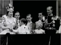  ?? ?? ↘
Imperial State-kronen. Dronning Elisabeth II med tronarving­en, lille Charles, søsteren hans Anne, samt prins Philip etter kroningsse­remonien 2. juni 1953. Dronningen har skiftet til Imperial State-kronen.