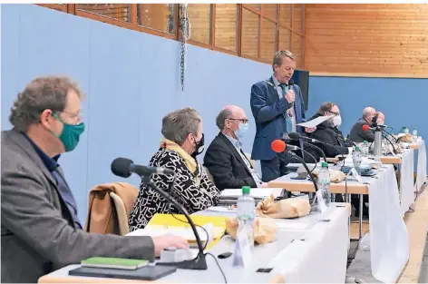  ?? FOTO: JÜRGEN MOLL (ARCHIV) ?? Der Remscheide­r Rat zieht wieder um, diesmal geht’s von der Halle West in die Aula der Albert-Einstein-Gesamtschu­le.