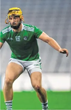  ?? PIARAS Ó MÍDHEACH/ SPORTSFILE ?? Limerick corral: Fintan Burke of Galway has little room to manoeuvre as he’s closed down by Limerick’s Gearóid Hegarty (left) and Tom Morrissey