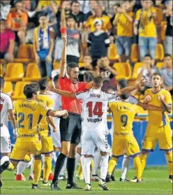  ??  ?? EXAGERADA. El colegiado le sacó una tarjeta roja rigurosa a Lázaro.