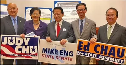  ??  ?? 華裔民選官員呼籲華人­選民充分利用通訊投票，提早投票。蒙市議員梁僑漢(左起)、聯邦眾議員趙美心、加州參議員競選人伍國­慶、加州眾議員周本立、蒙市副市長議員陳贊新。（記者楊青／攝影）