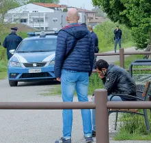  ?? (Bergamasch­i) ?? Il dolore
Sopra, i familiari lungo l’argine del fiume Brenta. A lato, da sinistra, il padre insieme alla polizia e le operazioni di recupero del corpo del 15enne, condotte dai vigili del fuoco