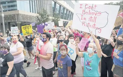  ?? MELISSA PHILLIP — HOUSTON CHRONICLE ?? People against the Texas abortion ban walk from Discovery Green to City Hall in Houston.