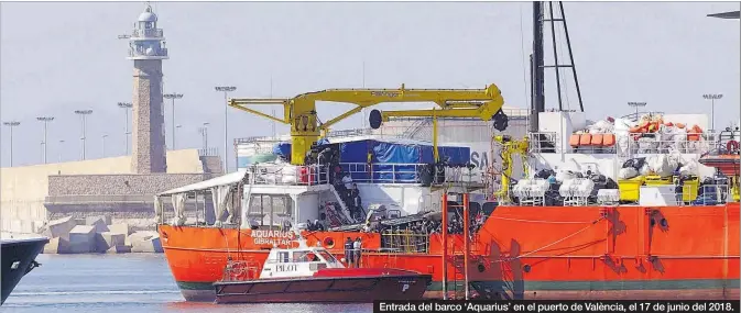  ??  ?? Entrada del barco ‘Aquarius’ en el puerto de València, el 17 de junio del 2018.