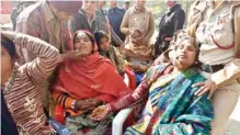  ?? PIC/MPOST ?? Policewome­n and civil defence volunteers console the relatives of Baby Devi, one of the deceased factory workers, on Sunday