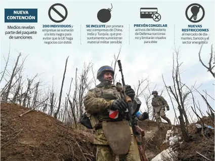  ?? ?? COMBATIENT­ES ucranianos, al interior de una trinchera en el frente de la guerra, ayer.