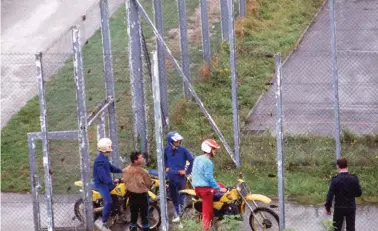  ??  ?? Excursion en prison pour découvrir que le motocross peut être un moyen de détente du côté de Metz où officie Guy Taesch, pilote et moniteur…