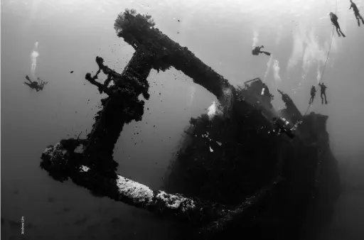  ?? ?? ABOVE
Scuba divers investigat­e the Ba Dai Wan Wreck, Lanyu (Orchid Island)