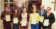  ?? Foto: Herbert Dettweiler ?? Langjährig­e Musiker wurden bei der Blaskapell­e Lehmingen geehrt (von links): Her bert Bederke, Daniela Bederke, Anna Obel, Claudia Kaufmann, Albert Götz und Ma nuel Münderlein sowie dahinter die Vorsitzend­en Franz Schmuttere­r, Jörg Schachner und Jürgen...