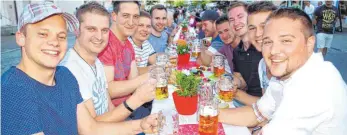  ?? FOTO: ANGELA KÖRNER-ARMBRUSTER ?? Gute Laune bei der Dinnertafe­l: Viele Besucher sind bei bestem Wetter in die Schussenri­eder Innenstadt gekommen, um den Abend mit Bekannten und Freunden zu verbringen.