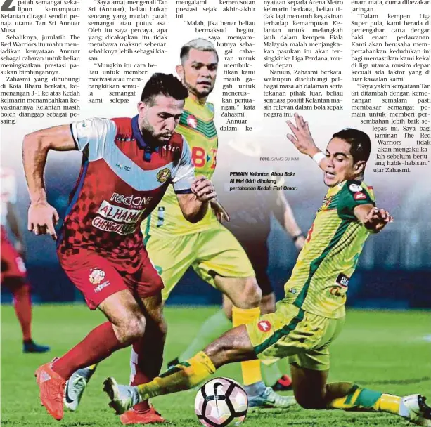  ?? FOTO: ?? PEMAIN Kelantan Abou Bakr Al Mel (kiri) dihalang pertahanan Kedah Fitri Omar.