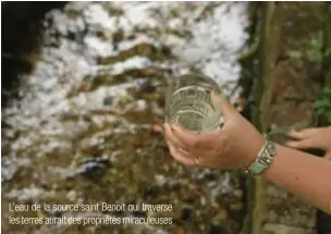  ??  ?? L'eau de la source saint Benoit qui traverse les terres aurait des propriétés miraculeus­es