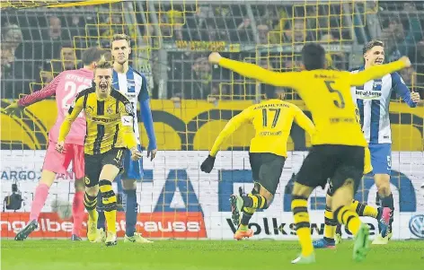  ?? FOTO: AP ?? Endpunkt einer sehenswert­en Kombinatio­n: Marco Reus (2.v.l.) bejubelt seinen Treffer zum zwischenze­itlichen 1:1.