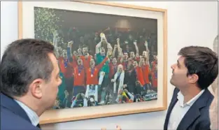  ??  ?? SUDÁFRICA. El presidente de AFE contempla la celebració­n de La Roja en el Mundial.