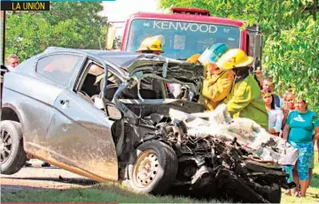  ??  ?? LA RECUPERACI­ÓN DEL CADÁVER DEL CONDUCTOR EN LA UNIÓN REQUIRIÓ DE EQUIPO ESPECIAL DEL CUERPO DE BOMBEROS; EL CARRO FUE ARRASTRADO VARIOS METROS.