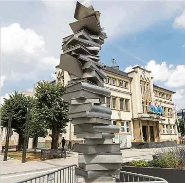  ?? Foto: Guy Jallay ?? Das am 9. August eingeweiht­e Denkmal „Histoire.s“der Bildhaueri­n Florence Hoffmann soll an den tragischen Tornadotag des 9. August 2019 erinnern.