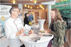  ??  ?? Norbert Zimmermann im Gespräch mit einer Schülerin.