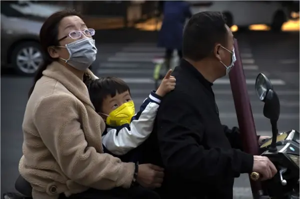  ?? aP ?? Luego de la revisión al alza, China continenta­l (sin Hong Kong ni Macao) reporta 4.632 muertes. Aquí, una familia en Pekín.