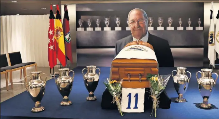  ?? ?? El féretro de Gento en la capilla ardiente que dispuso el Real Madrid en el Bernabéu estuvo acompañado por su camiseta, con el 11 a la espalda, y las seis Copas de Europa que ganó.