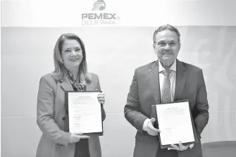  ?? CUARTOSCUR­O ?? Gretchen Watkins, presidenta de Shell, y Octavio Romero, director de Pemex