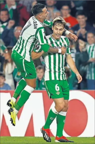  ??  ?? GOL DE PASE. Sergio Canales celebra junto a Sergio León el tanto que dio el pase al Betis.