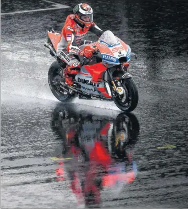  ??  ?? DOMINIO. Jorge Lorenzo se llevó la pole en una clasificac­ión retrasada a causa de la lluvia en Silverston­e.