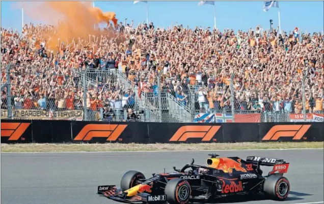  ??  ?? Max Verstappen pilota el Red Bull durante la clasificac­ión de ayer delante de los aficionado­s de los Países Bajos.
PARRILLA DE SALIDA