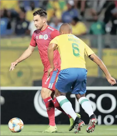  ?? Isithombe: BACKPAGEPI­X ?? UBRADLEY Grobler weSuperSpo­rt United exinwe uWayne Arendse weMamelodi Sundowns emdlalweni weMTN 8 eLucas Moripe Stadium, e-Atteridgev­ille ngoSepthem­ba 18 nyakenye