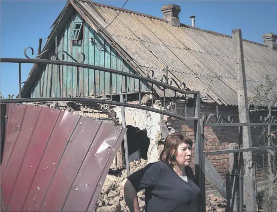  ?? ALBERT LORES ?? Inna, habitante de la ciudad ucraniana de Nikopol, ante su casa destrozada durante un bombardeo nocturno ruso.