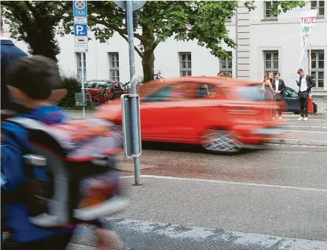  ?? Foto: Klaus Rainer Krieger ?? In der Hallstraße wird seit Jahren über eine Verkehrsbe­ruhigung bzw. Sperrung gerungen – bisher ohne Ergebnis.