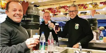  ?? RP-FOTOS (3): CHRISTOPH SCHMIDT ?? Einsatz für den Verein: Jürgen Körblein, Bernd Gierlich und Rudi Meisenbach stehen für die Karnevalsg­esellschaf­t „Jecke Fründe“auf dem Itterfest. Bildstreck­e auf www.rp-online.de/Hilden.