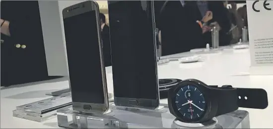  ?? FRANCESC BRACERO ?? Samsung Galaxy Gear S2, el cinquè rellotge de la companyia coreana, que ahir va ser presentat a la capital alemanya