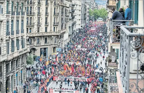 ?? ANA JIMÉNEZ ?? La manifestac­ió de Barcelona va ser encapçalad­a per un pancarta contra la sentència de La Manada