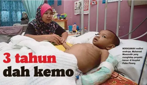  ??  ?? NORASANAH melihat anaknya, Muhamad Muazzudin yang menghidap penyakit kanser di Hospital Pulau Pinang.