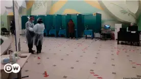  ??  ?? Парламентс­кие выборы-2021 в Казахстане проходят во время пандемии коронавиру­са. На фото - избиратель­ный участок в Алма-Ате
