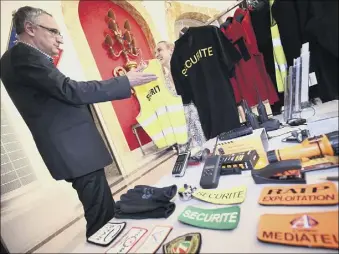  ??  ?? Dans les salons du palace niçois, les sociétés spécialisé­es sont venues s’informer, voire présenter leurs produits. (Photos Franck Fernandes)