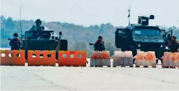  ?? AFP ?? Einheiten des Militärs blockieren die Strassen zum Parlament in der Hauptstadt Naypyidaw.