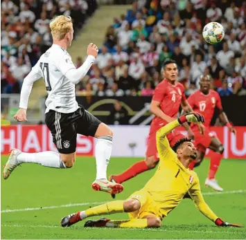  ?? Foto: Arne Dedert, dpa ?? Eine der schönsten Szenen des Spiels. Julian Brandt lupft den Ball gefühlvoll ins Tor der Peruaner.