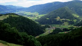  ??  ?? Val Pusteria Tra antichi villaggi e castelli, l’escursione odierna si può fare anche usando la mountain bike