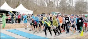  ?? Keith Bryant/The Weekly Vista ?? Runners lunge forward to begin the 13-mile trail race Saturday morning.