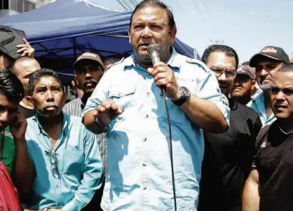  ?? William Urdaneta/Reuters ?? Andres Velasquez, candidato de oposição que foi derrotado no Estado de Bolivar, o último a ter resultado divulgado nas eleições venezuelan­as de domingo, protesta; ele chegou a estar à frente durante apurações