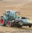  ?? Archivfoto: Gerlinde Drexler ?? Wenn gar nichts mehr geht, werden die Autos mit dem Traktor von der Strecke geholt.